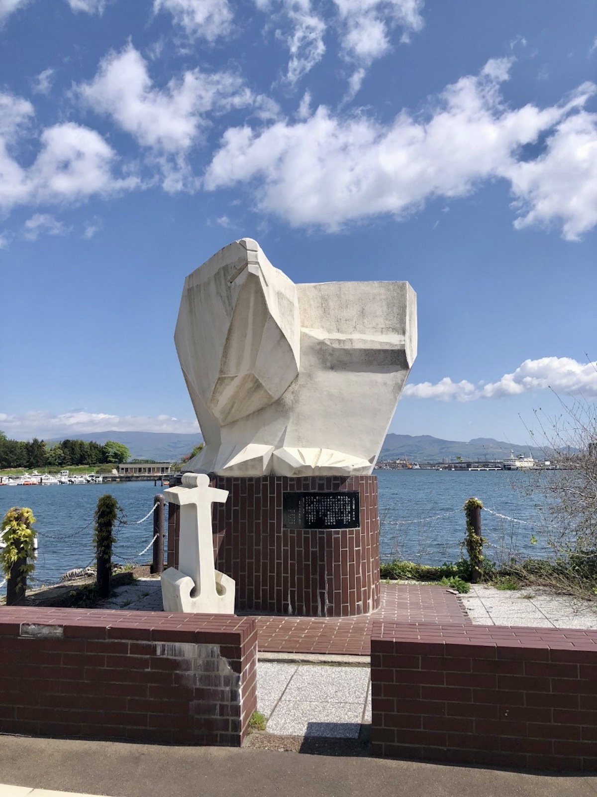 東浜桟橋にある、根本勲による「北海道第一歩の地碑」